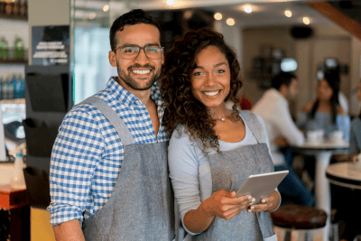 Man and woman happy at their restaurant thanks to these 5 tips for profitability